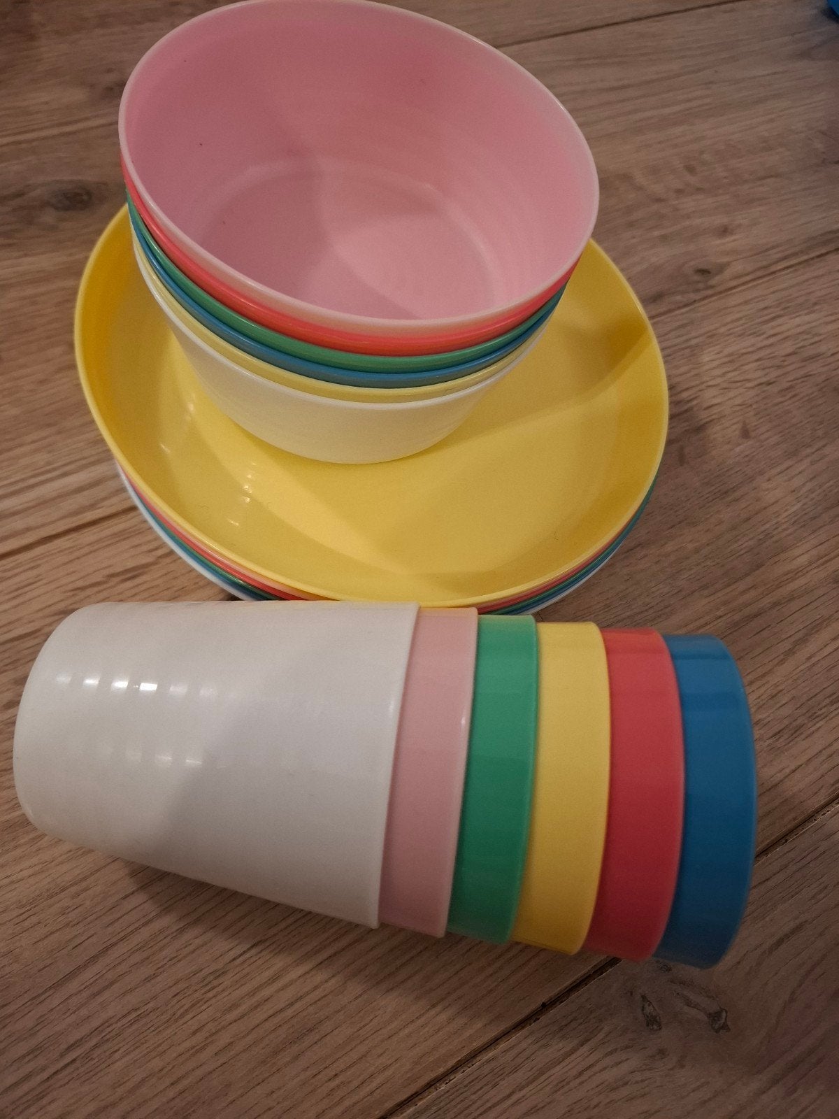 Complete plastic kinderservies set - borden, kommen, bekers, Ophalen, Gebruikt, Kunststof, Compleet servies
