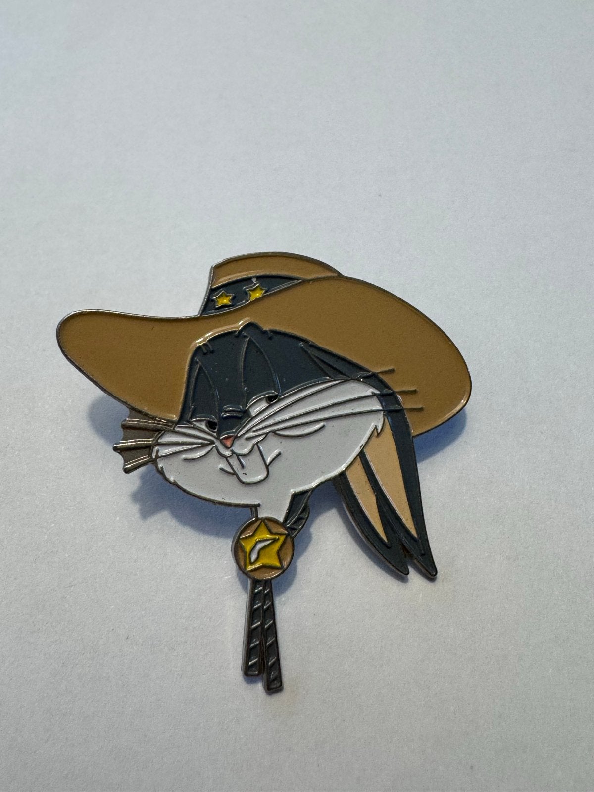 Bugs Bunny Cowboy Pin - Vintage Looney Tunes Speldje, Verzamelen, Speldjes, Pins en Buttons, Ophalen of Verzenden, Zo goed als nieuw