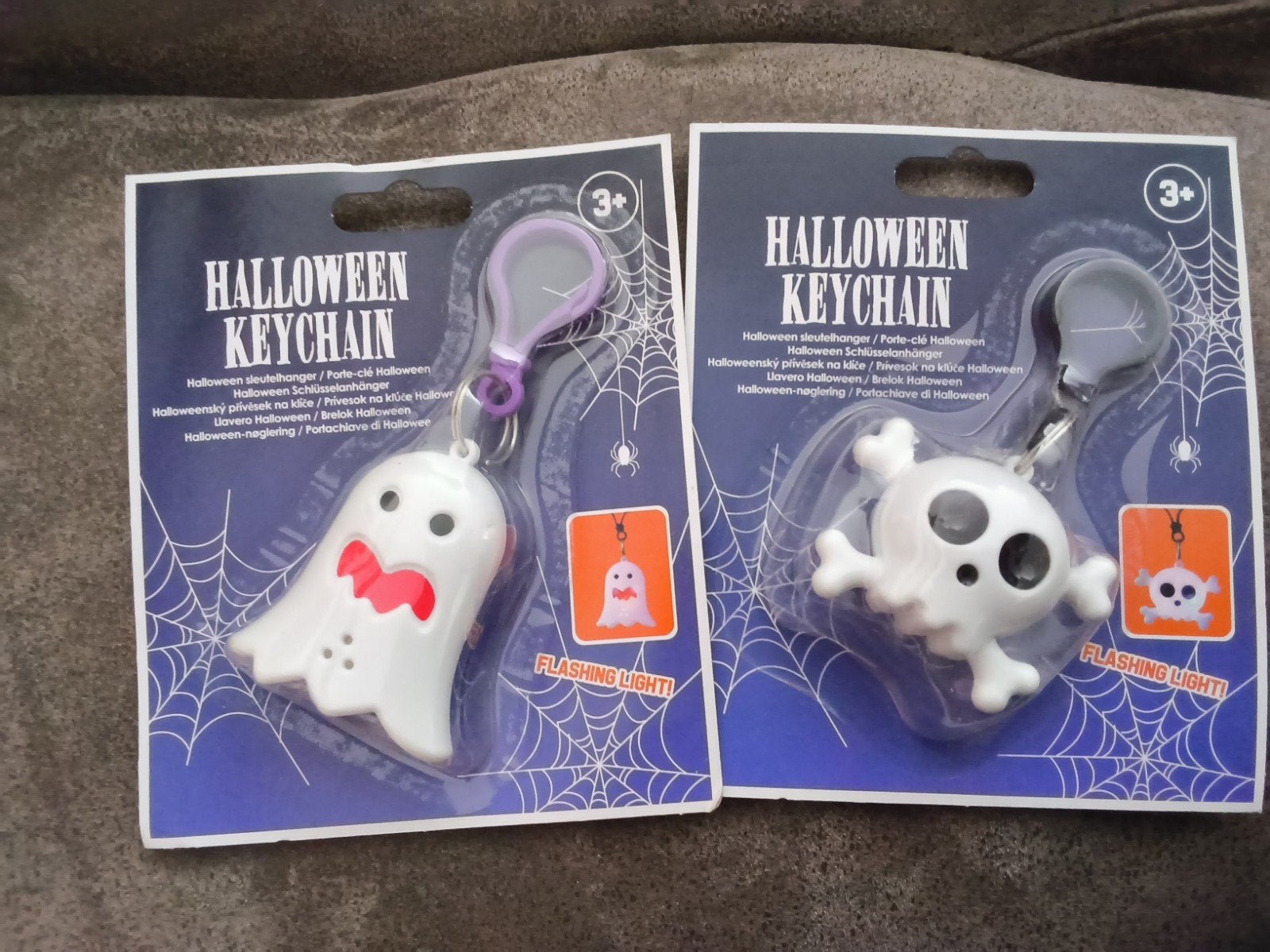 2 Nieuwe Halloween sleutelhangers - Spook en Skelet, Ophalen of Verzenden, Nieuw, Overige typen