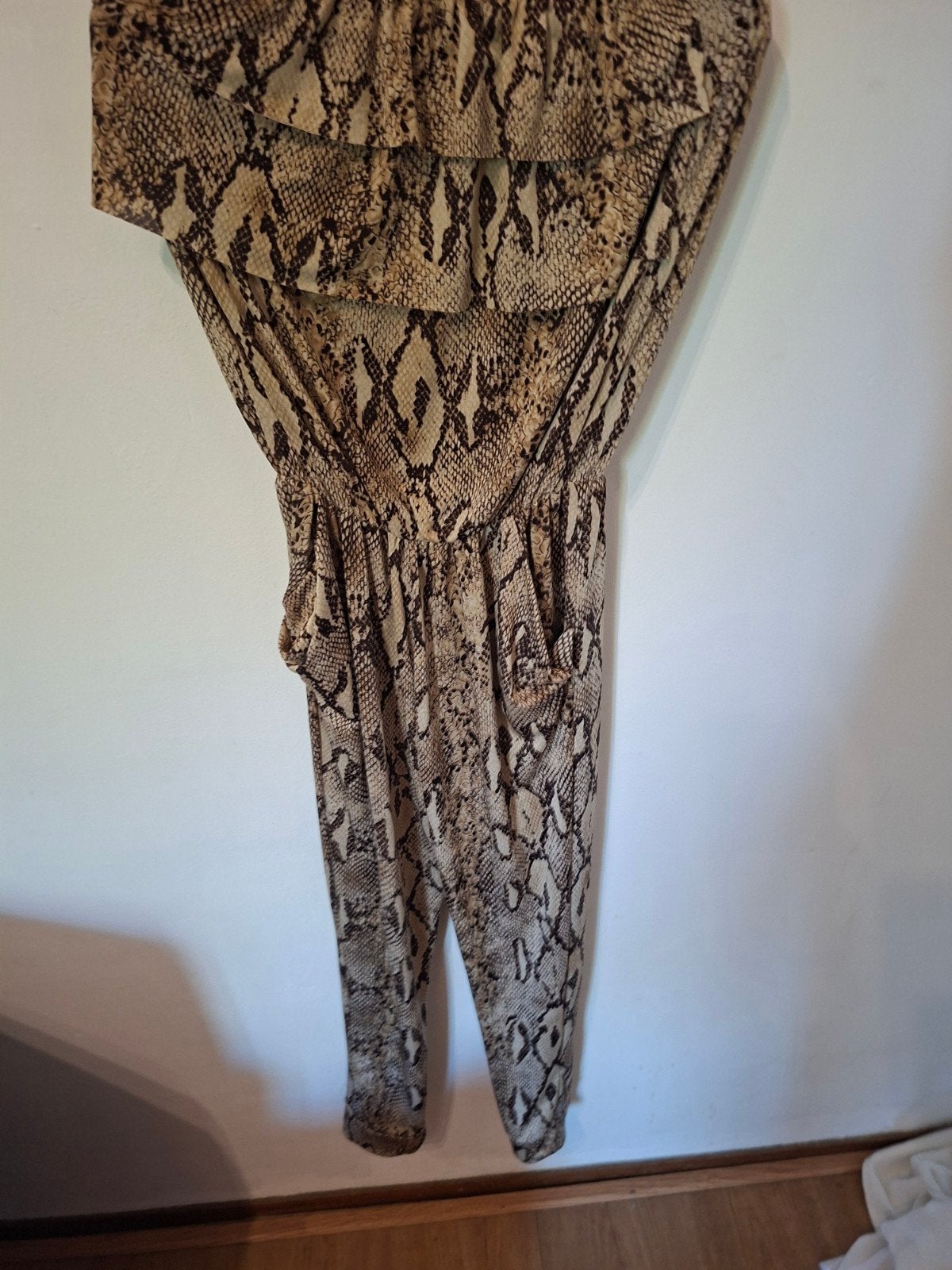 Miss Charm Jumpsuit met Slangenprint - 120x28cm, Kleding | Dames, Jumpsuits, Miss Charn, Ophalen of Verzenden, Gedragen, Beige