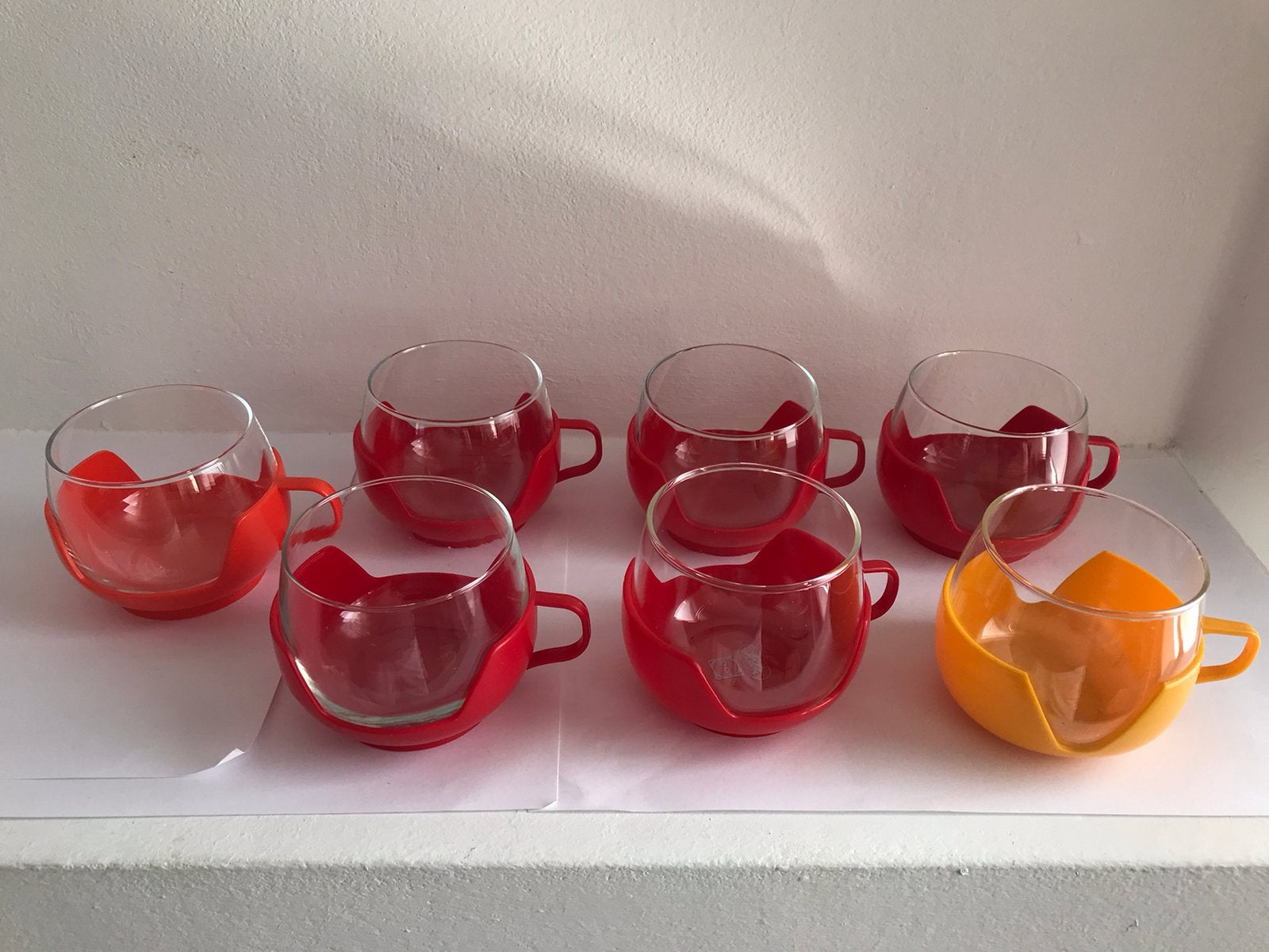Theekopjes met plastic houder vintage Holland, Ophalen of Verzenden, Huis en Inrichting