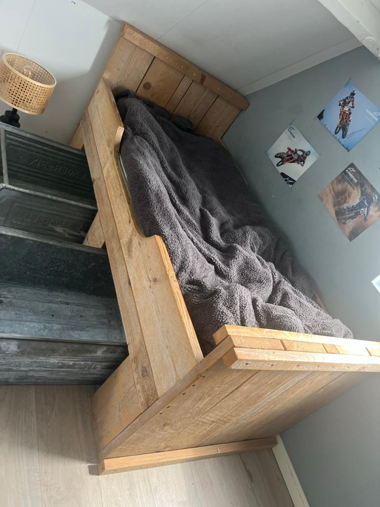 Stevig zelfgemaakt steigerhouten bed met opbergbakken, Gebruikt, Eenpersoons, Bruin, Steigerhout