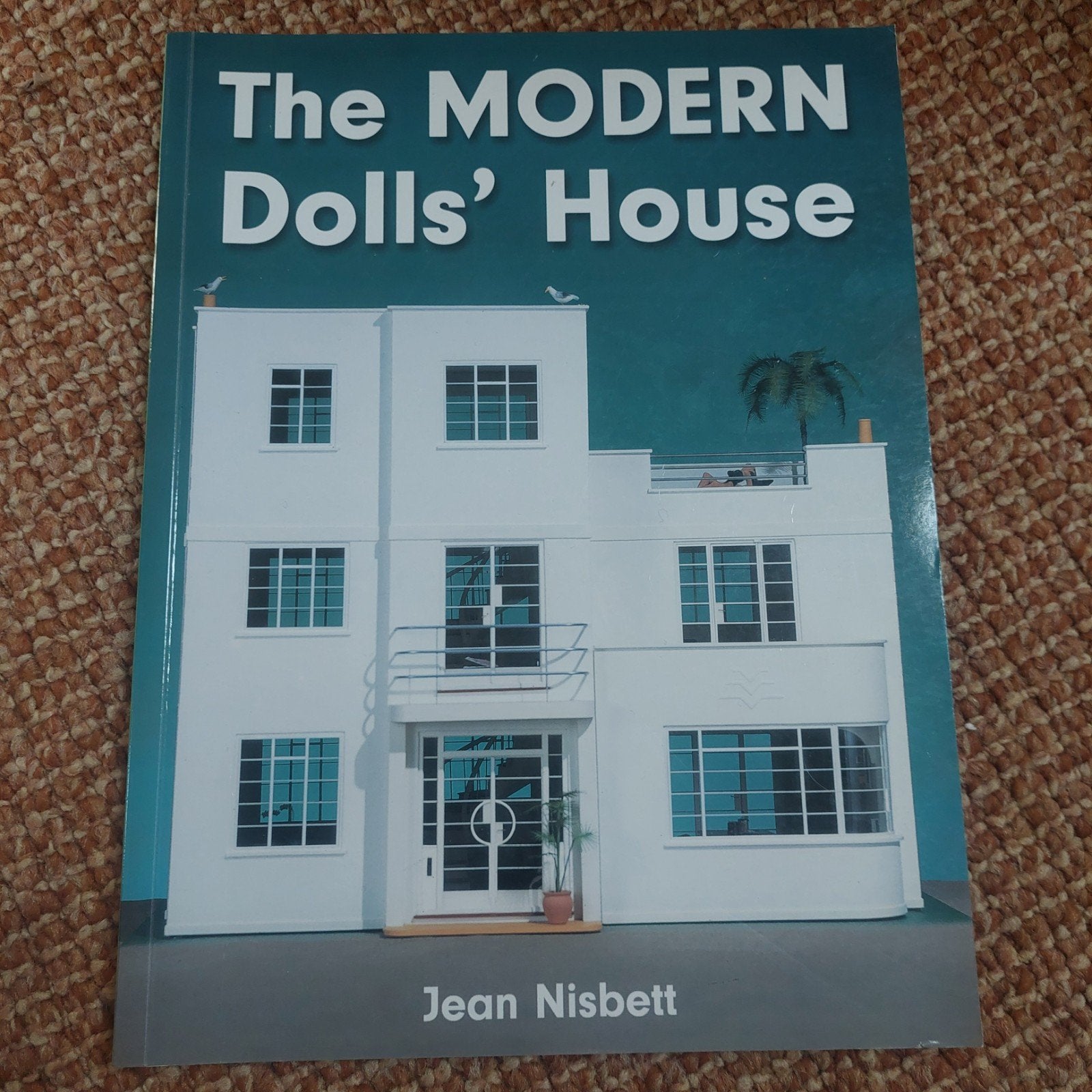 the modern dolls house jean nisbett, Verzamelen, Poppenhuizen en Toebehoren, Ophalen of Verzenden, Zo goed als nieuw, Poppenhuis