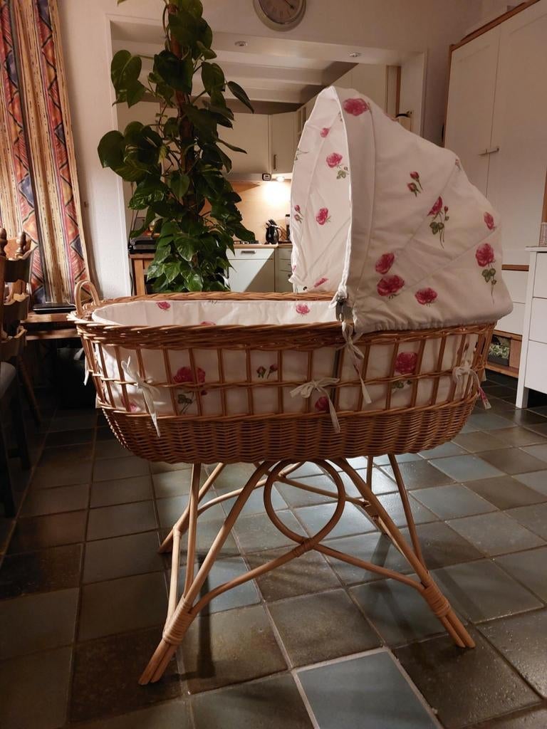 Rotan wieg met hemeltje en rozenprint, Ophalen, Gebruikt, Wieg