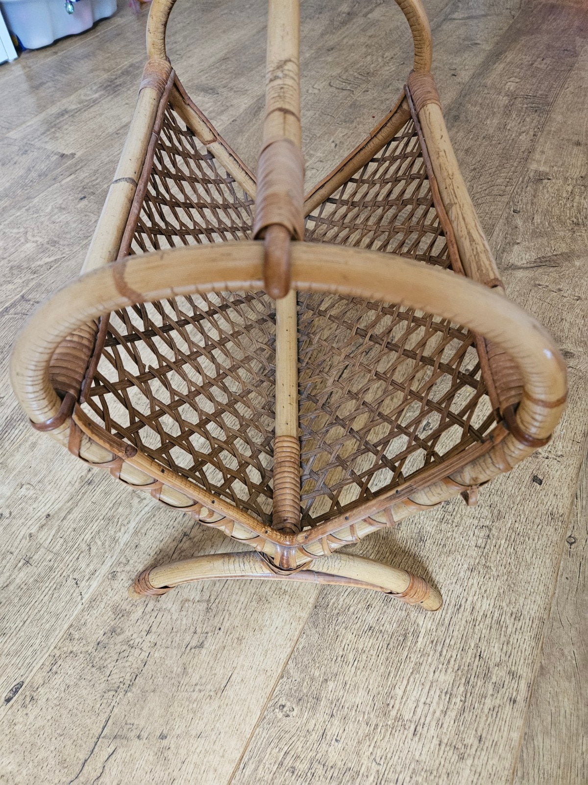 Retro Rotan lectuurmand /  Vintage Krantenbak, Huis en Inrichting, Ophalen, Zo goed als nieuw