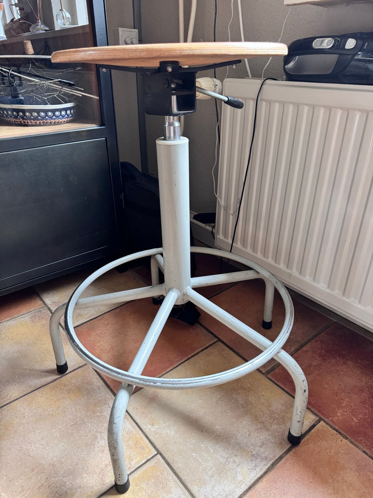In hoogte verstelbare kruk met houten zitting, Huis en Inrichting, Stoelen, Ophalen, Gebruikt, Wit, Eén