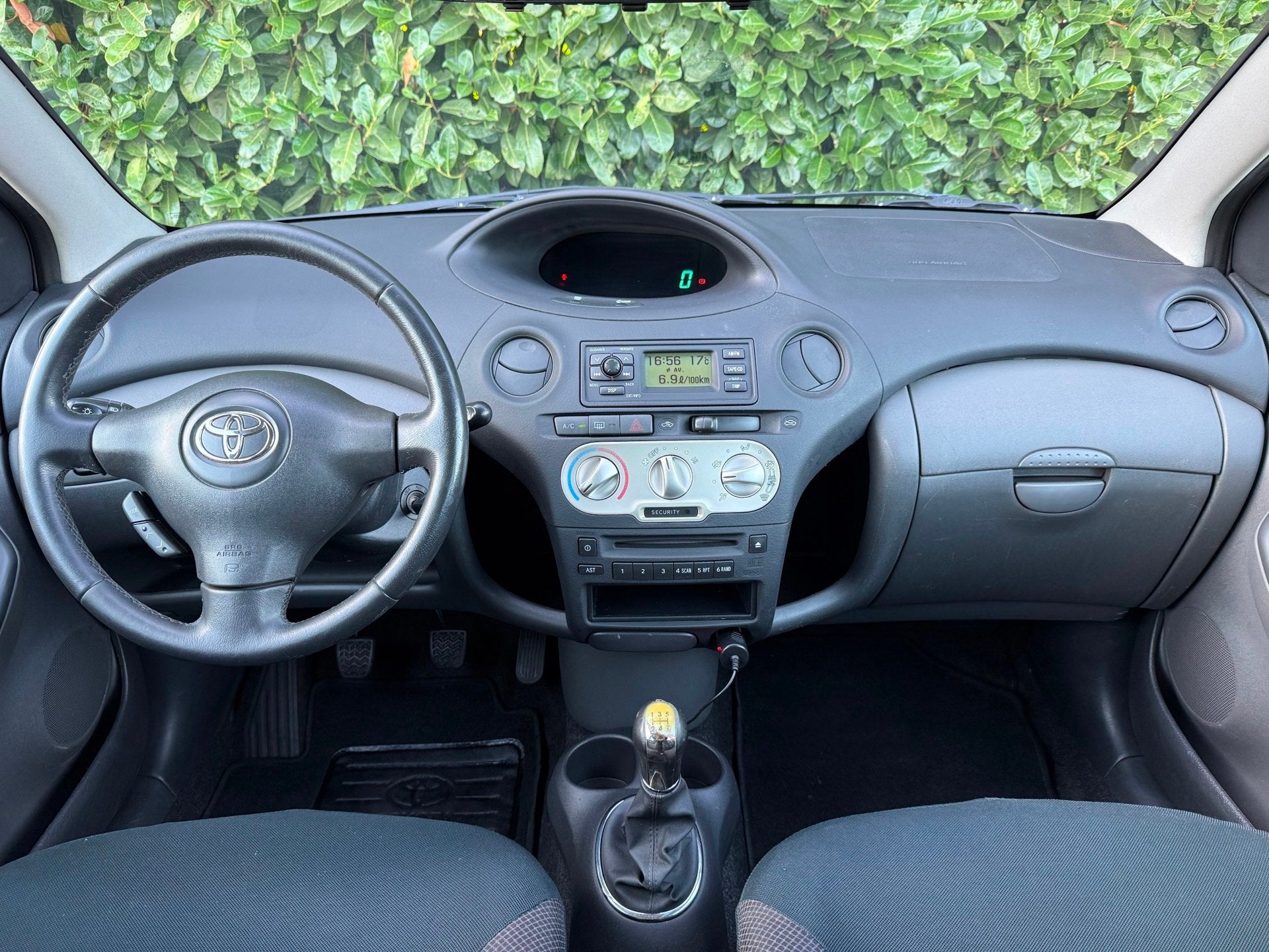 Foto 3 van Toyota Yaris 1.3 VVT-i Sol | NWE APK | AIRCO | TREKHAAK | NA