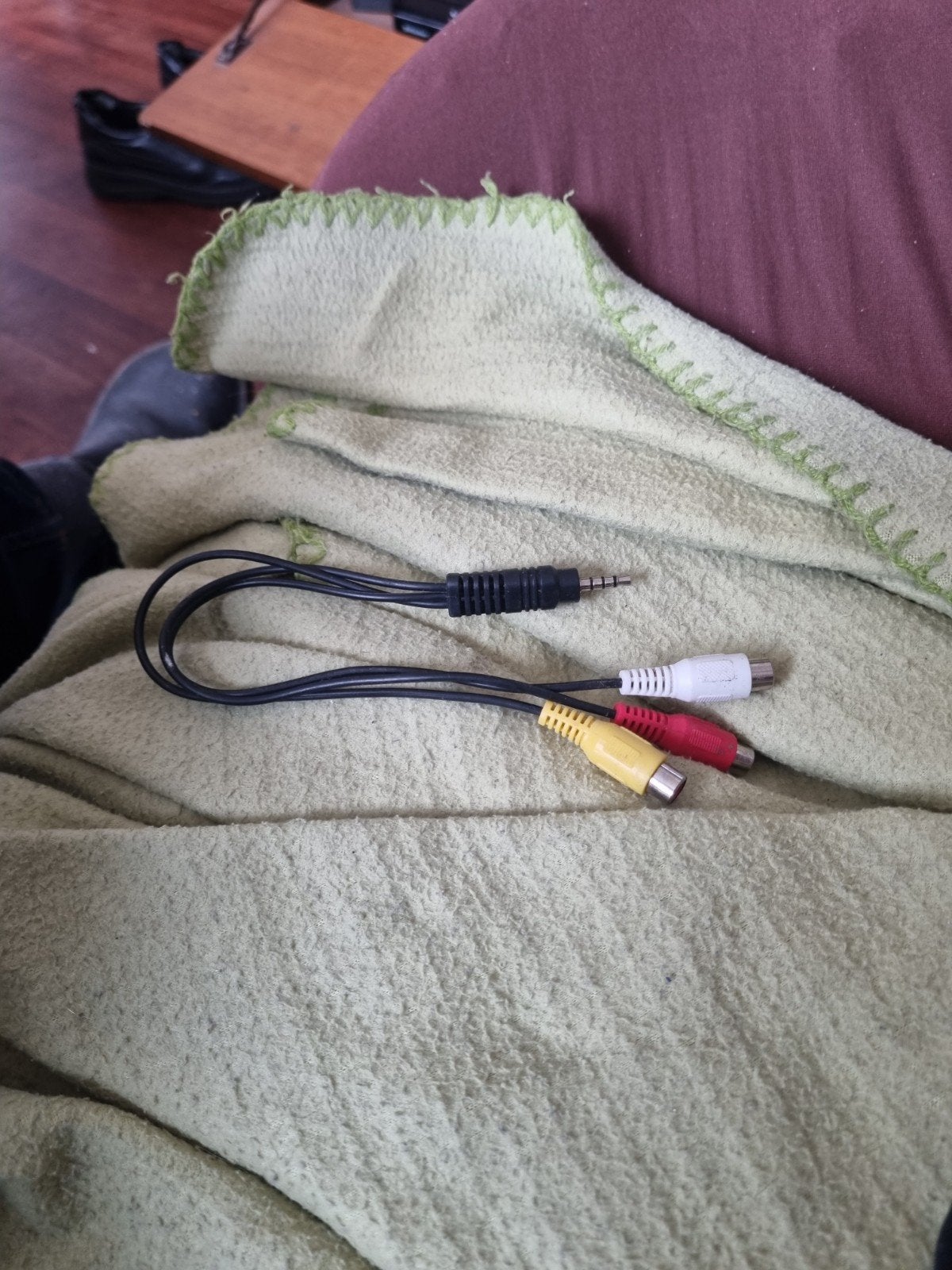 Cablecc 3.5mm 1/8 "Man Stereo Auto AUX naar 3 RCA AV Bieden, Ophalen of Verzenden, Zo goed als nieuw, Minder dan 2 meter, Overige kabels