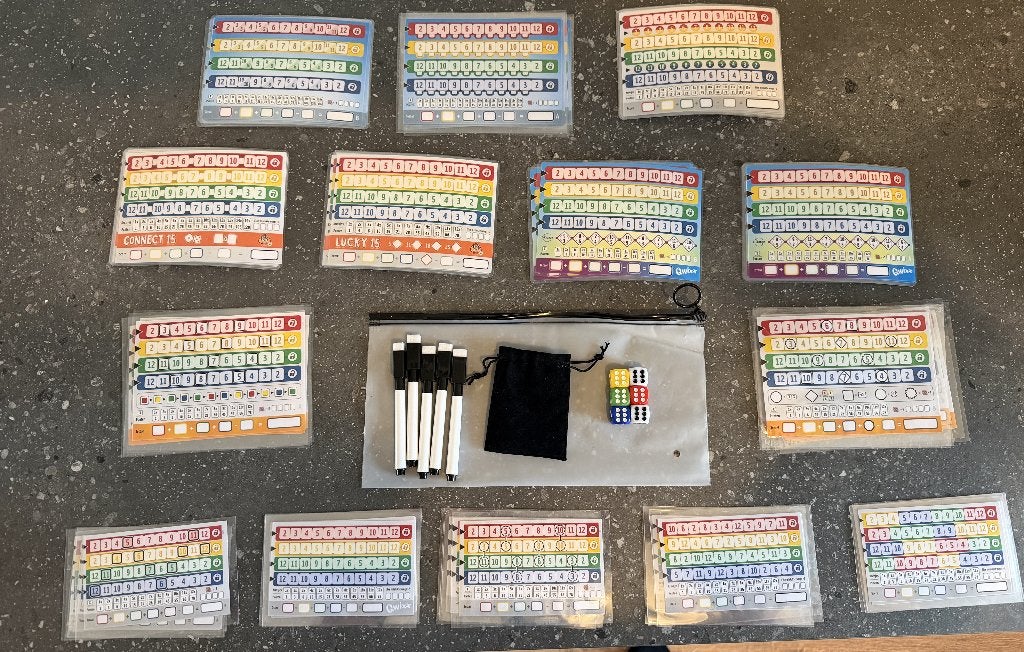 Qwixx Volledige set – 70x Gelamineerde Scorekaarten, Vijf spelers of meer, Ophalen of Verzenden, Zo goed als nieuw