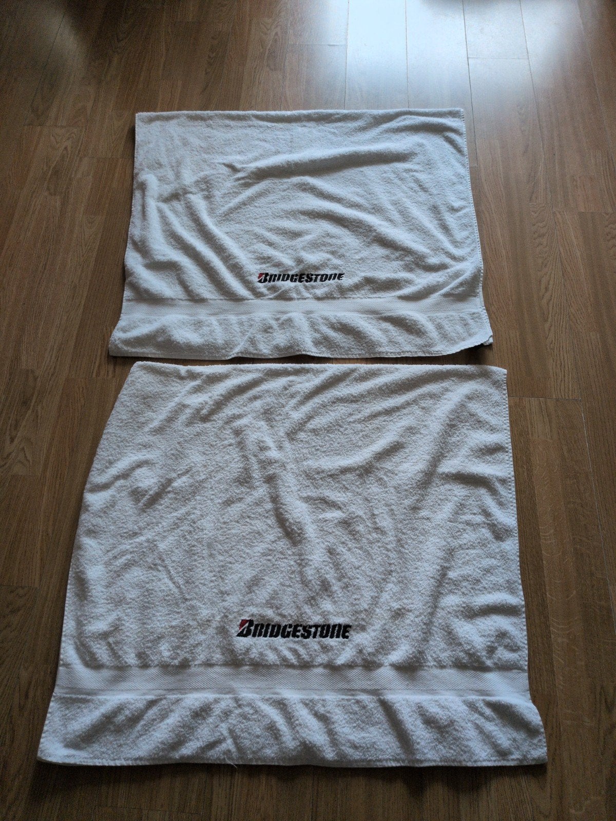 Set van 2 witte handdoeken met Bridgestone logo, Huis en Inrichting, Badkamer | Badtextiel en Accessoires, Gebruikt, Handdoek