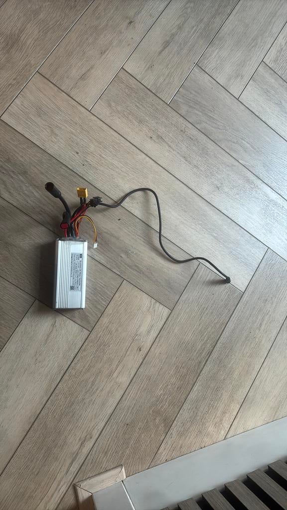 V20 rode kabel opgevoerd, Verzenden, Zo goed als nieuw