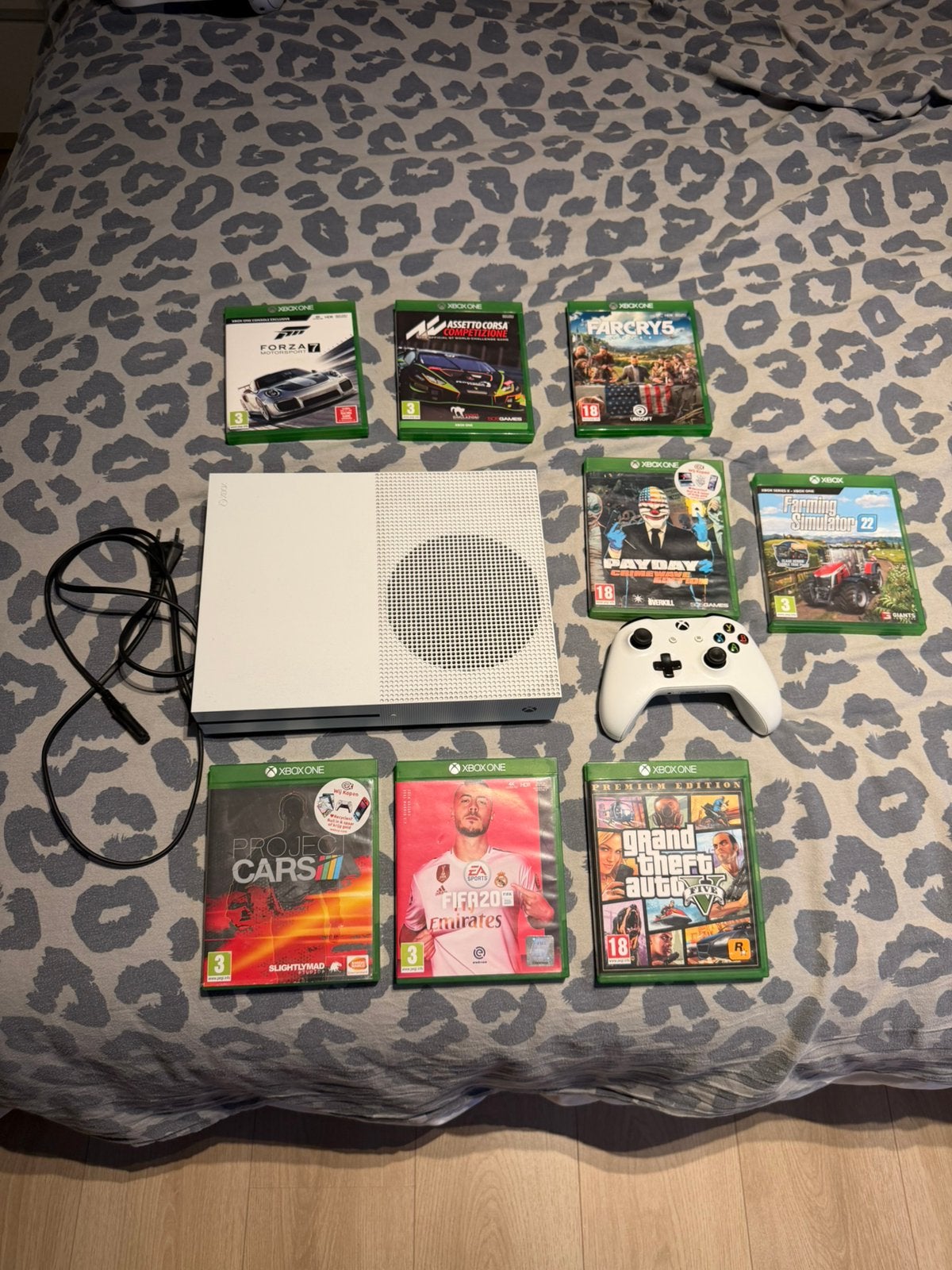 Xbox One S met 8 games en controller, Gebruikt, Vanaf 18 jaar, Overige genres, Eén computer