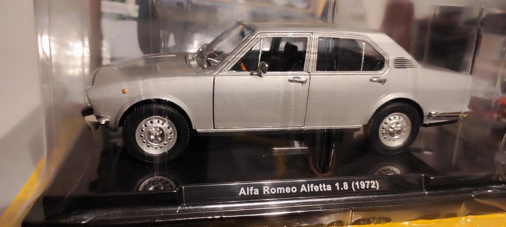 Alfa Romeo Alfetta 1.8 zilver 1972 1:24 + hardcover magazine, Ophalen of Verzenden, Nieuw, Overige merken