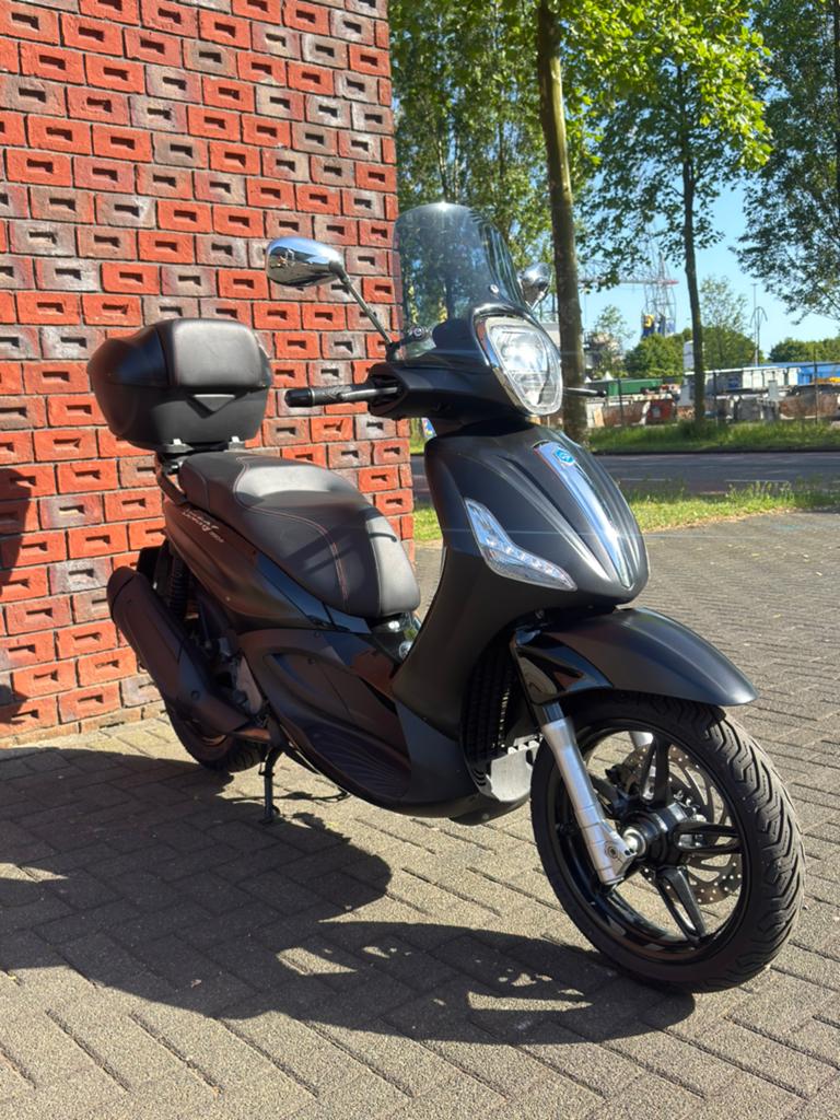 Piaggio Beverly 350 S / BJ 2020 / 2 Eigenaren / Topkoffer, 330 cc, Piaggio, Ophalen of Verzenden, Analoogstraat 21b