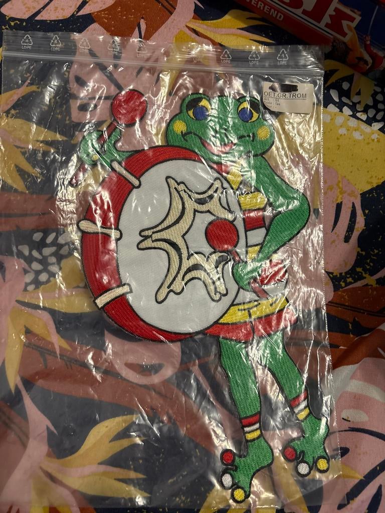 Nieuw Oeteldonk embleem - Kikker met trommel, Kleding | Dames, Ophalen of Verzenden, Nieuw, Carnaval
