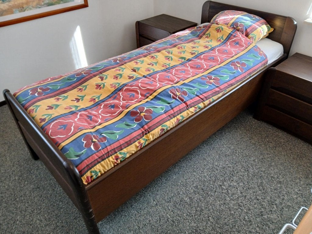 Senioren ledikant / bed 1 persoons met 2 nachtkastjes., Huis en Inrichting, Ophalen, Eenpersoons, Bruin, 200 cm
