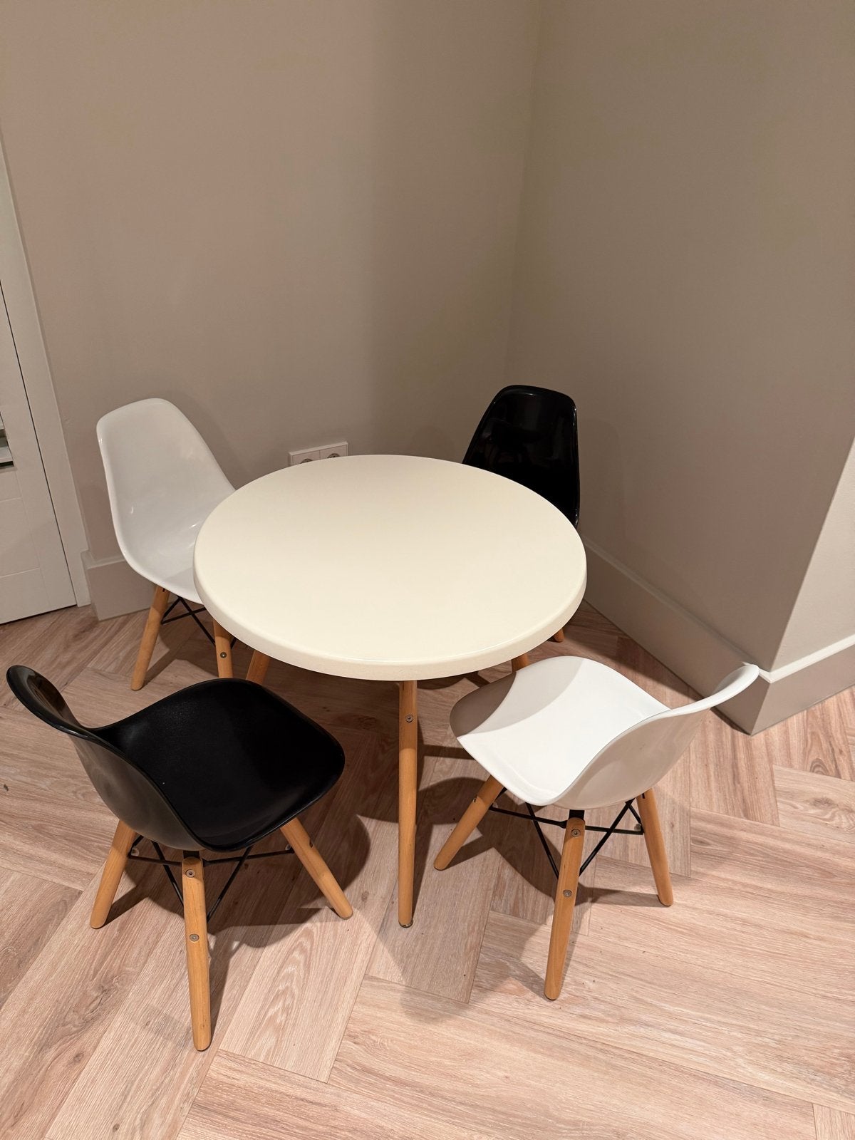 Kindertafel met 4 stoeltjes - Wit/Zwart, Ophalen, Gebruikt, Tafel(s) en Stoel(en)