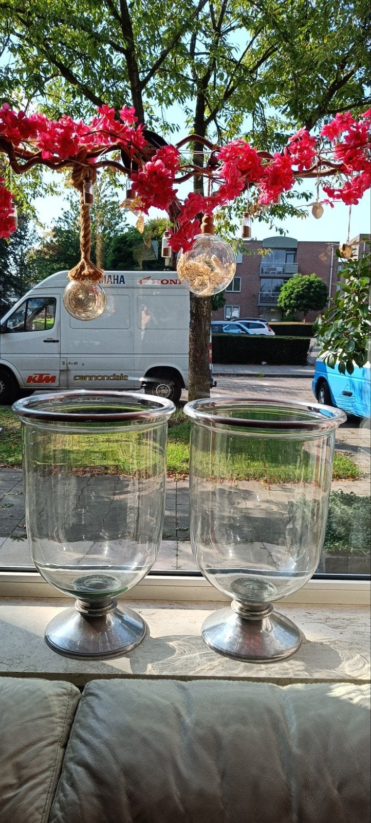 Grote glazen bokalen/vazen met zilveren voet (2 stuks), Ophalen, Gebruikt, Op voet, Transparant