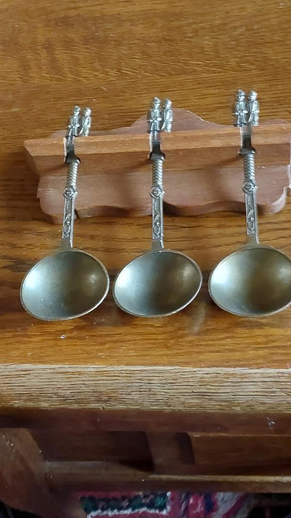 Een oud tinnen lepel rekje met lepels, Antiek en Kunst, Antiek | Tin, Ophalen of Verzenden