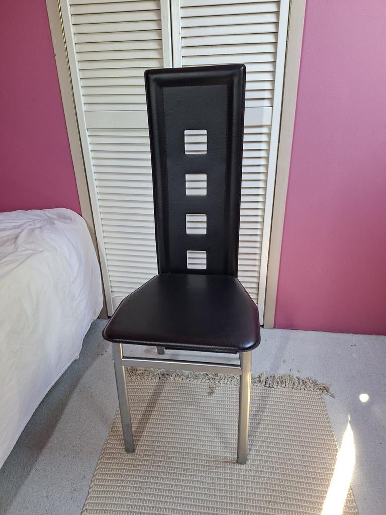 Vier eetkamerstoelen in nieuw staat, Huis en Inrichting, Stoelen, Ophalen, Kunststof, Zwart, Zo goed als nieuw