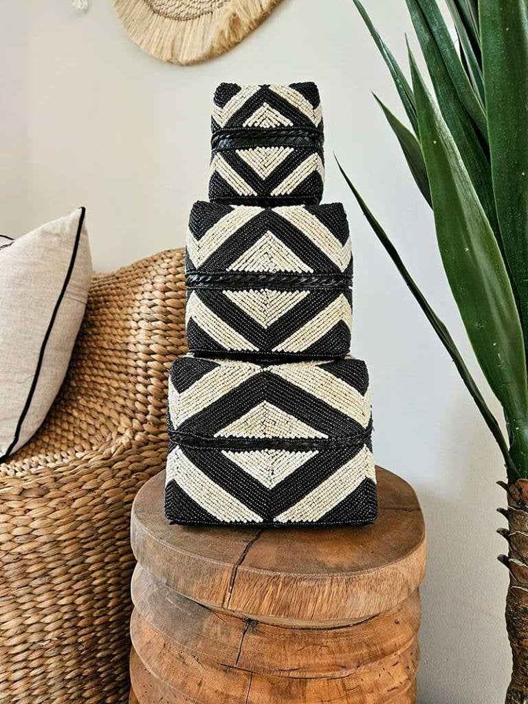 Kralen offermand zwart beige uit Bali, Huis en Inrichting, Woonaccessoires | Schalen en Manden, Mand, Vierkant, Ophalen of Verzenden