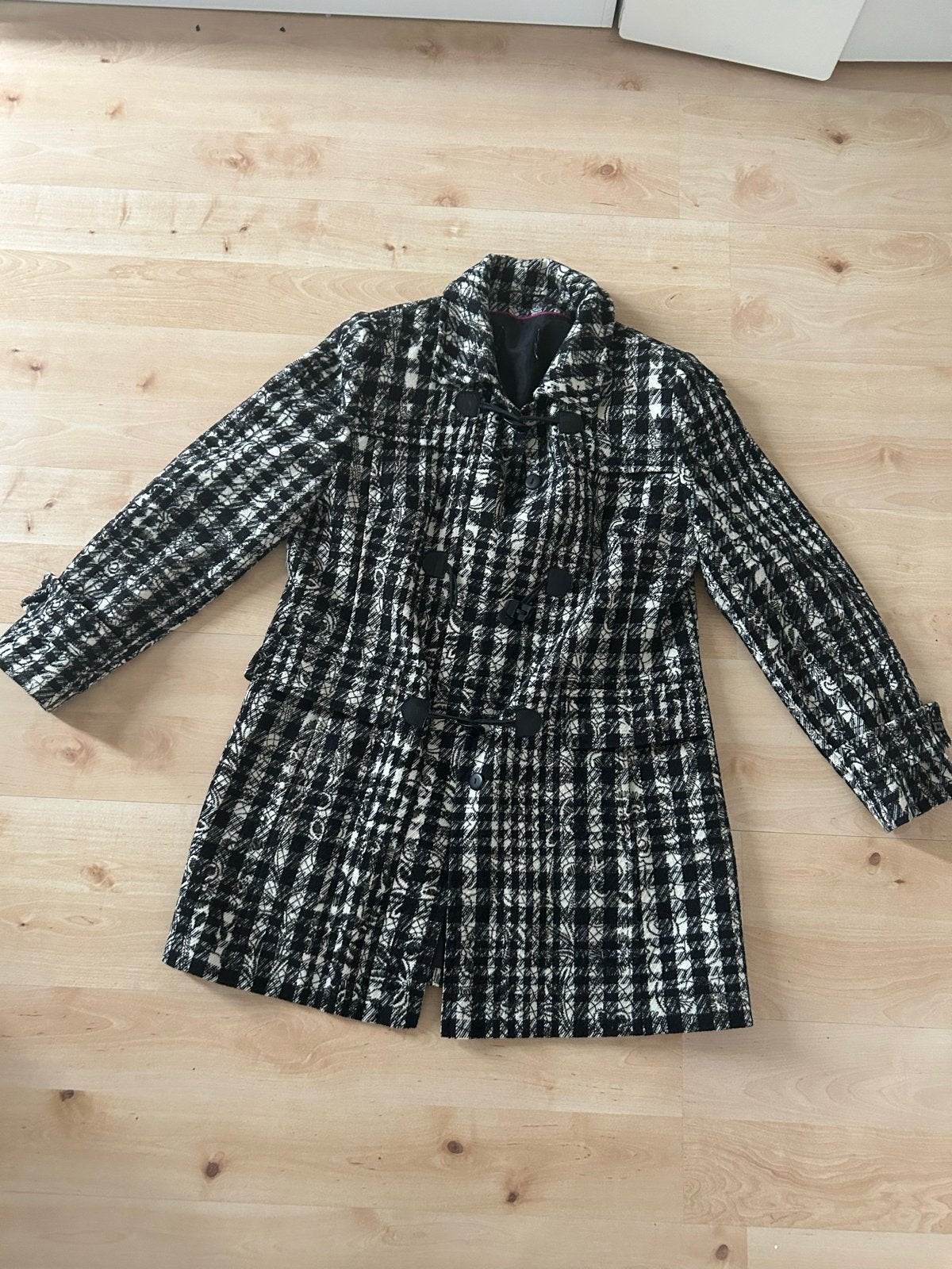 Zwart-witte geruite jas met toggle sluiting, Ophalen of Verzenden, Gedragen, Maat 38/40 (M), Zwart
