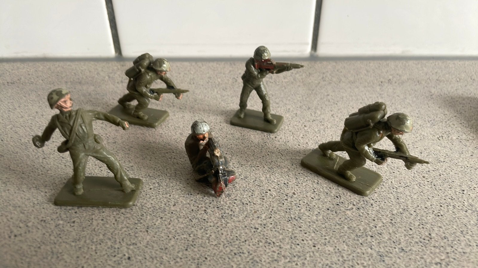 5 oude soldaten soldaat poppetjes, Ophalen of Verzenden, Zo goed als nieuw