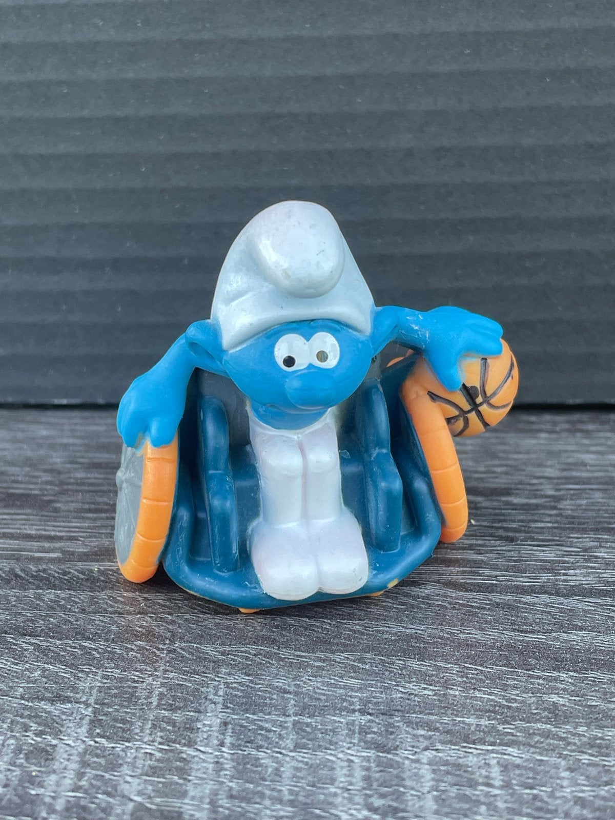 Smurf in rolstoel met basketbal - Zeldzaam Smurfen figuurtje, Ophalen of Verzenden, Gebruikt, Overige Smurfen, Poppetje, Figuurtje of Knuffel