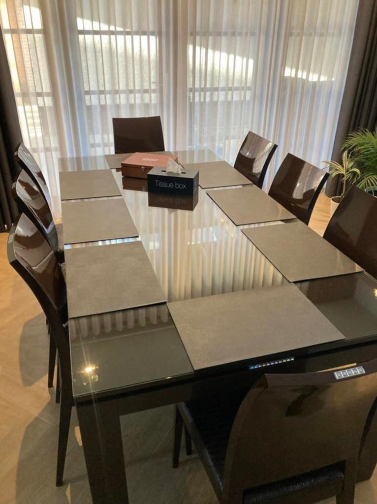 Eettafel en 8 stoelen met Swarovski stenen, Huis en Inrichting, Ophalen, Gebruikt, Hoogglans bruin, 6 tot 8 stoelen