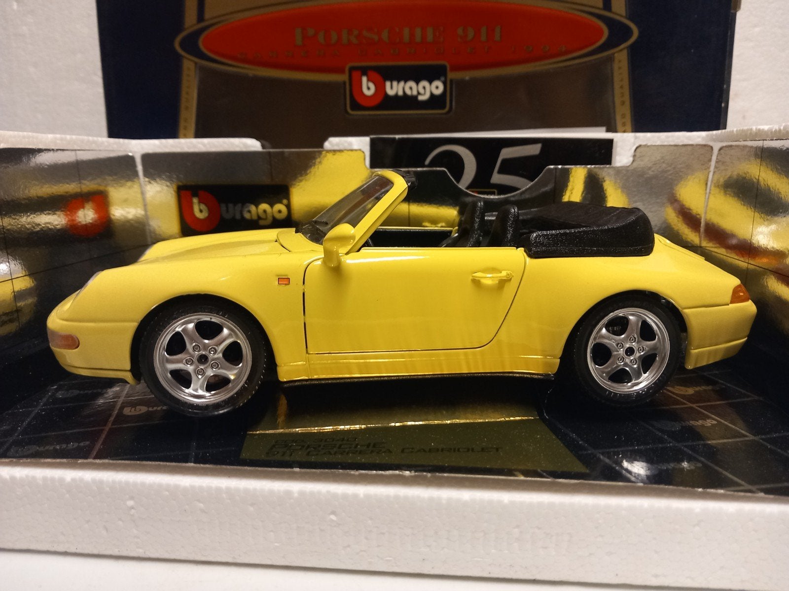 Porsche 911 cabriolet Carrera 1994 Bburago metal 1:18 KRD, Hobby en Vrije tijd, Modelauto's | 1:18, Ophalen of Verzenden, Zo goed als nieuw