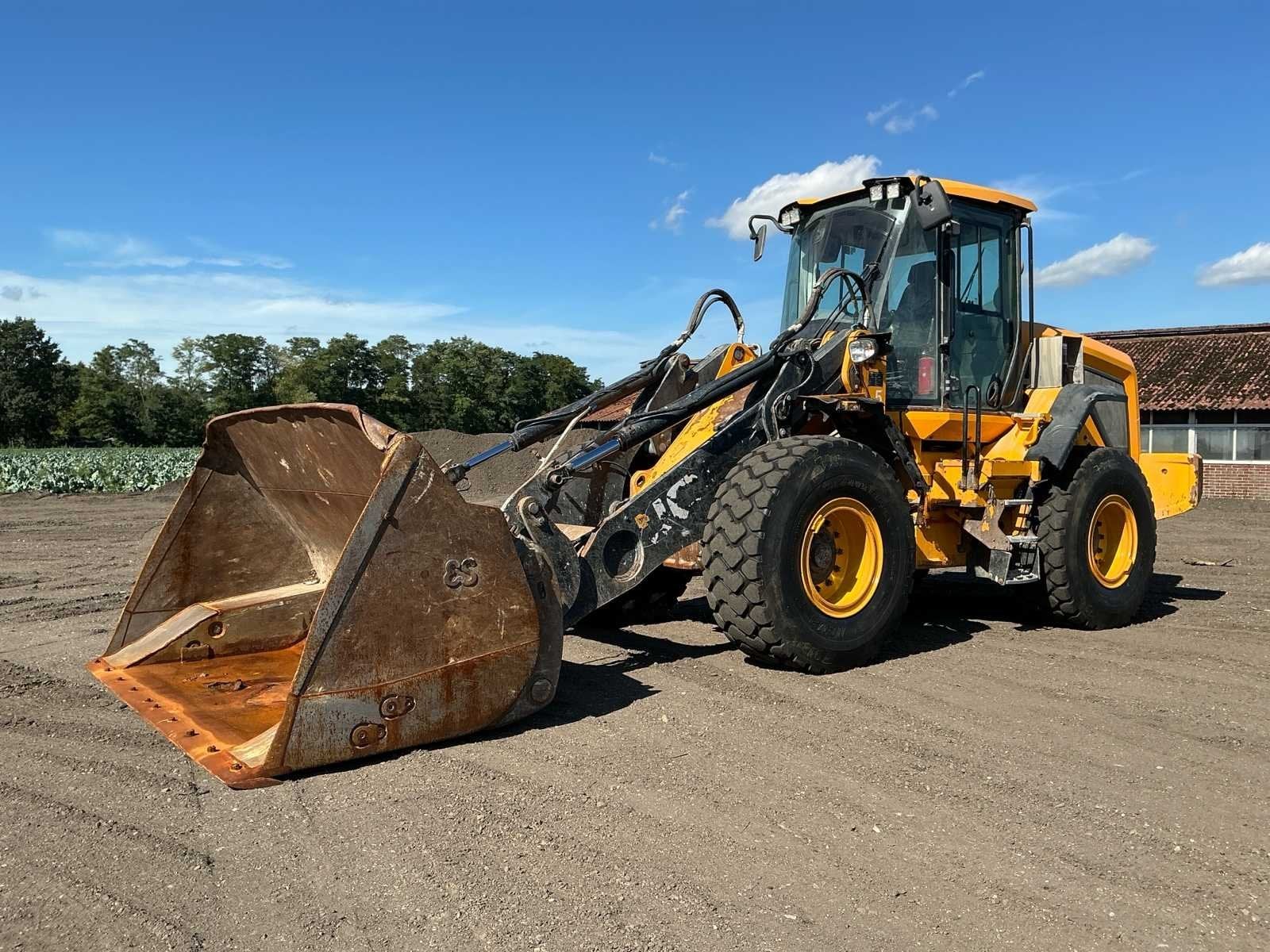 2017 JCB 437 WHT T4F Wastemaster wiellader met Eurosteel hoo, Wiellader of Shovel