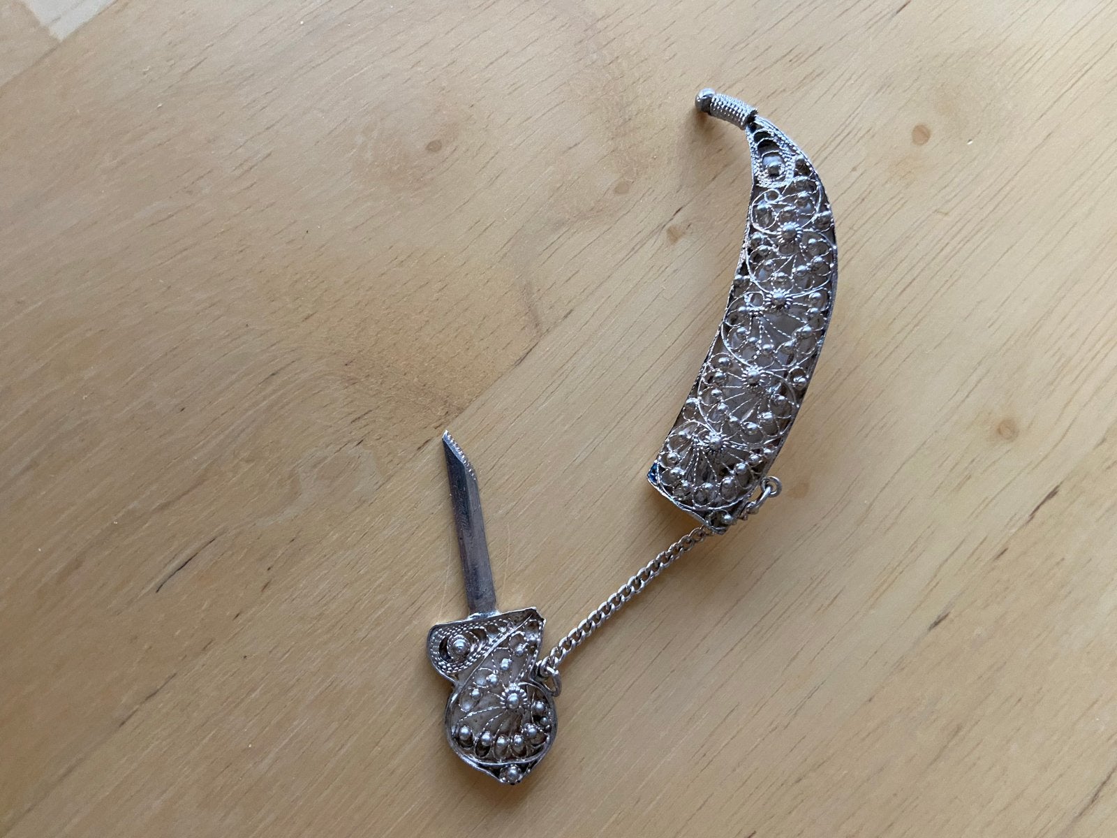 Zilveren Filigrain Broche - Zwaardje, Gebruikt, Ophalen of Verzenden, Zilver, Zilver