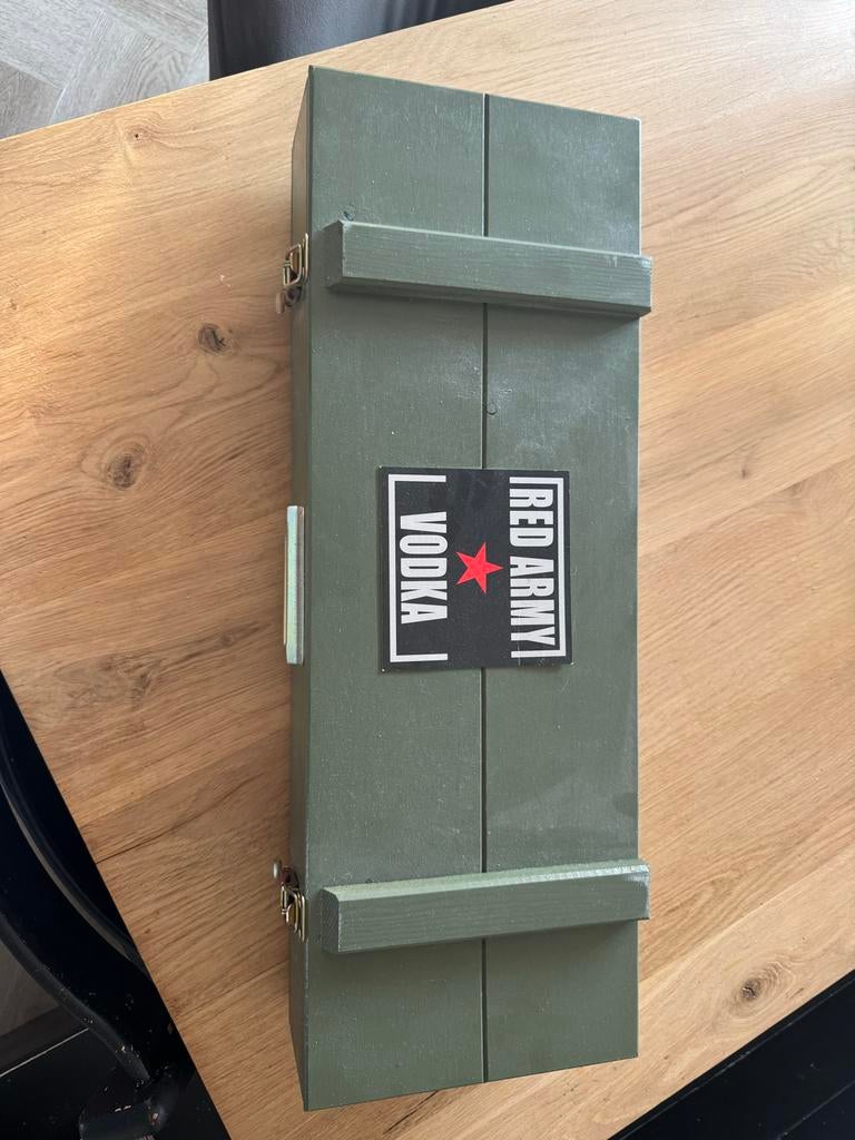 Houten kist met glazen fles (AK-47 design) en glaasjes, Ophalen, Gebruikt, Overige houtsoorten, Minder dan 50 cm