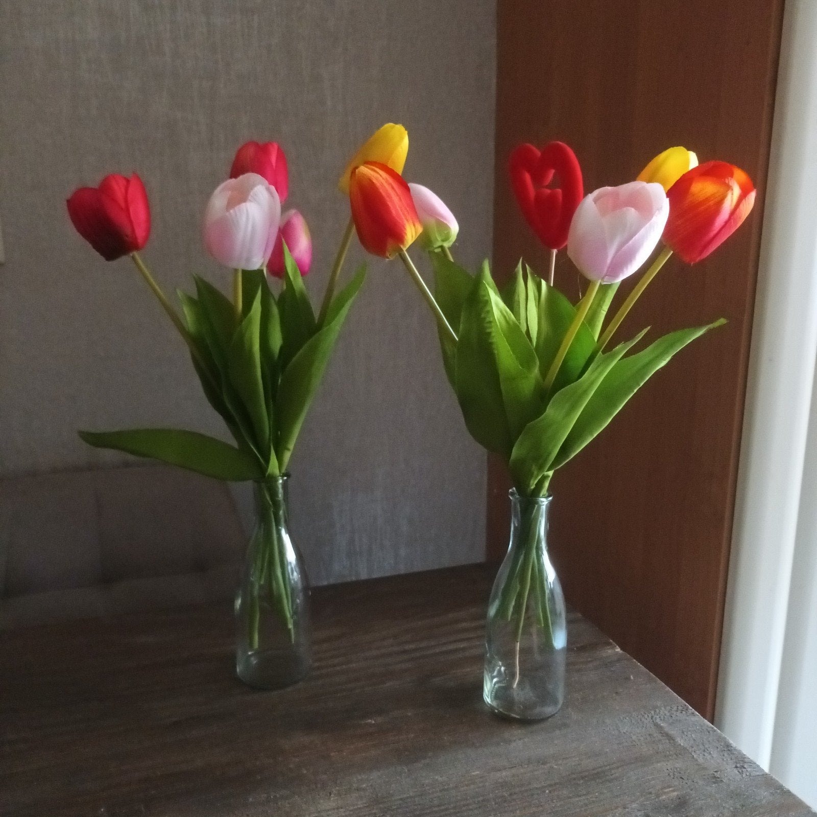 Kunsttulpen in vaasjes - Diverse kleuren, Huis en Inrichting, Woonaccessoires | Vazen, Ophalen, Overige materialen, Overige kleuren