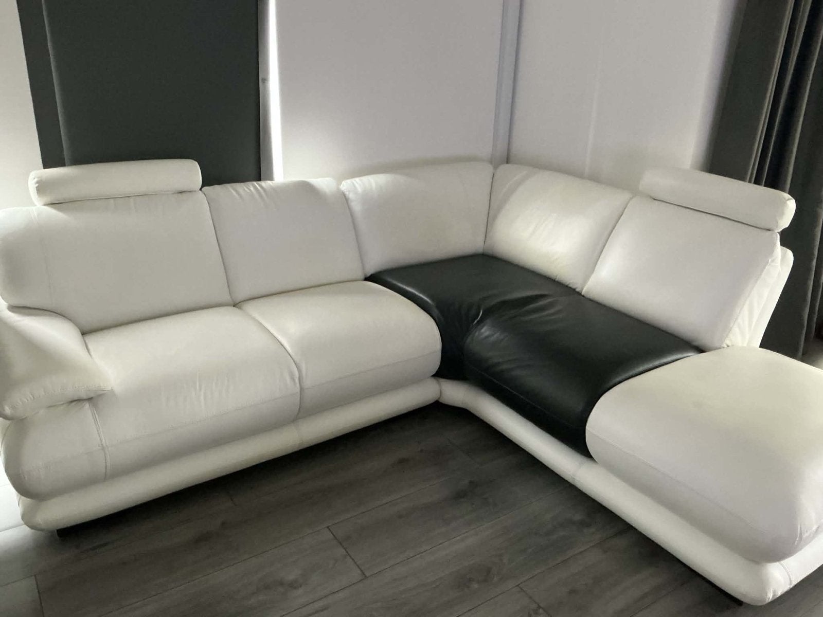 Moderne hoekbank wit/zwart leer, Huis en Inrichting, Ophalen, 250 tot 300 cm, Gebruikt, Hoekbank