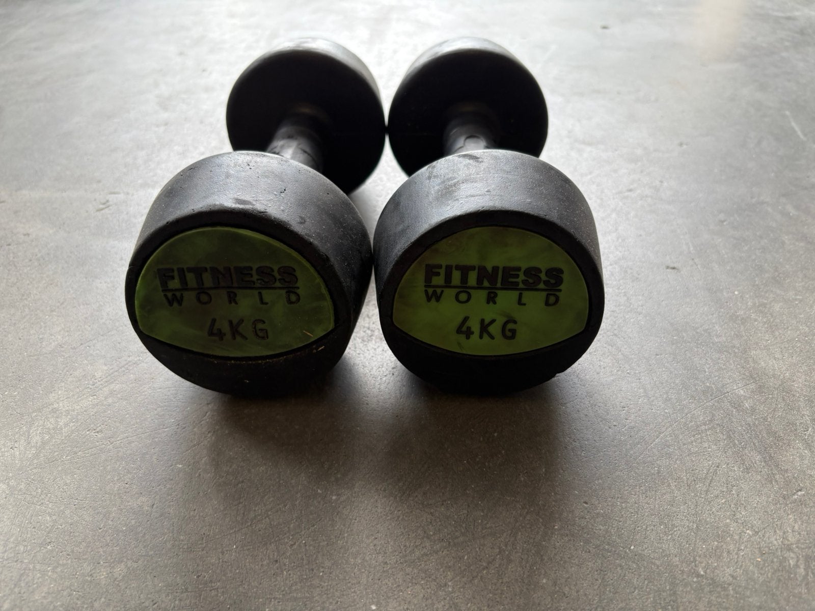 2 x 4 kg rubberen  dumbbell dumbbells gewichten, Gebruikt, Dumbbells, 2 x 4 kg, Ophalen of Verzenden