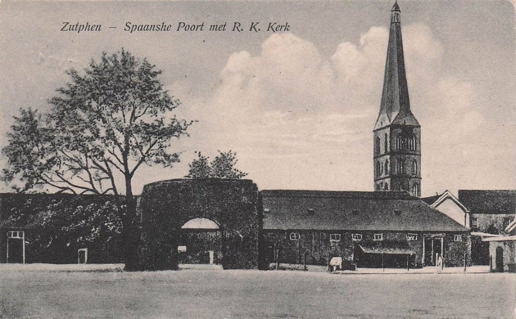 703-485-037 Zutphen Spaansche Poort met RK Kerk, Ophalen of Verzenden, Voor 1920, Gelderland