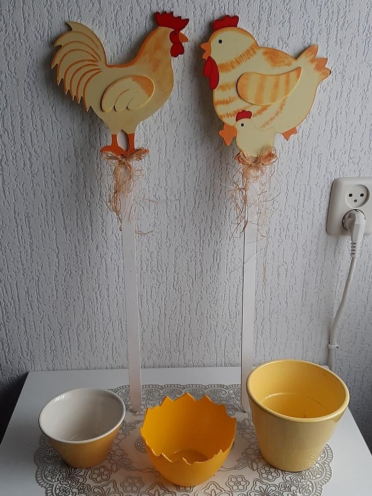 Paasdecoratie kip en haan op houten stok & 3 gele bloempotje, Ophalen of Verzenden, Gebruikt