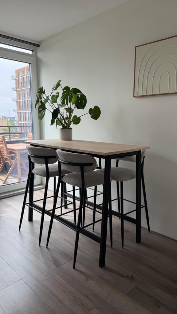 Bartafel IKEA met 4 stoelen en 2 extra houten krukken, Huis en Inrichting, Ophalen, Hout, 60 tot 90 cm