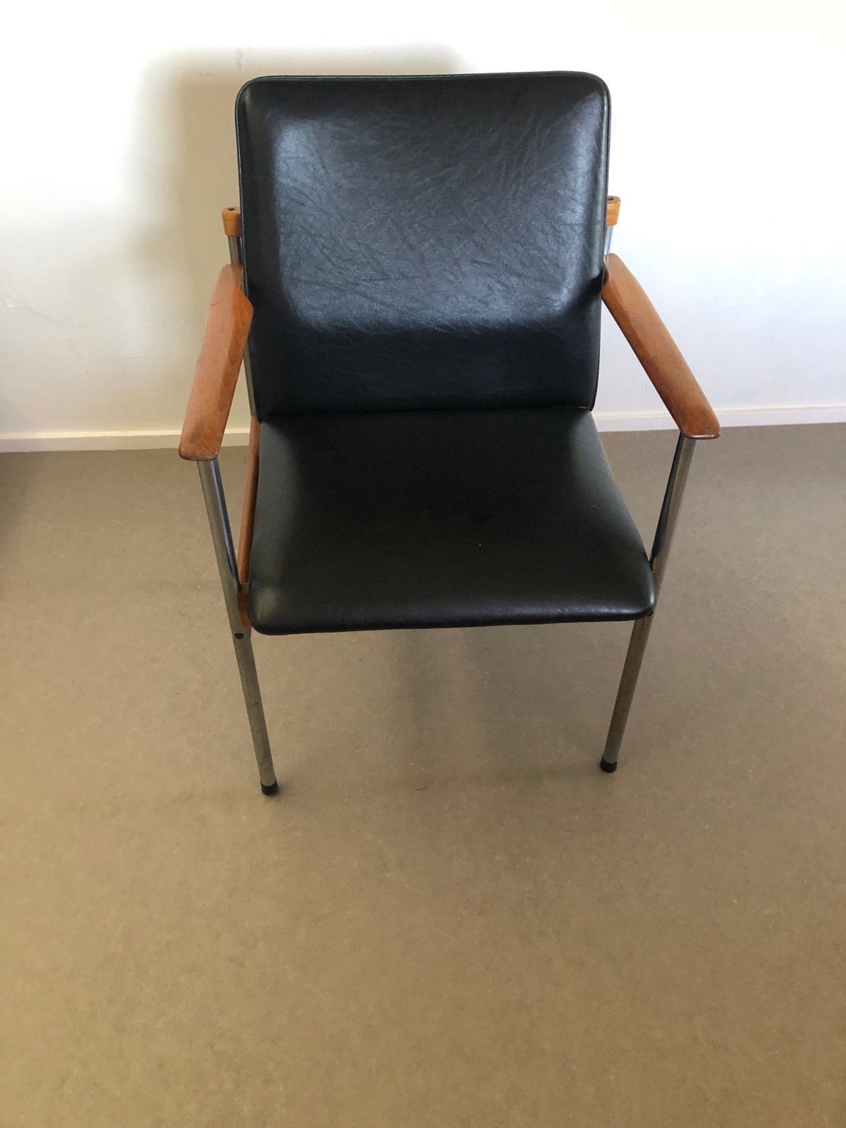 Vintage Thereca stoel met armleuningen - Zwart/Hout, Huis en Inrichting, Stoelen, Ophalen, Gebruikt, Zwart, Eén