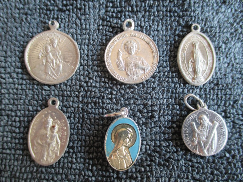 6 stuks heiligen hangers, Verzamelen, Ophalen of Verzenden, Gebruikt, Sieraad, Christendom | Katholiek