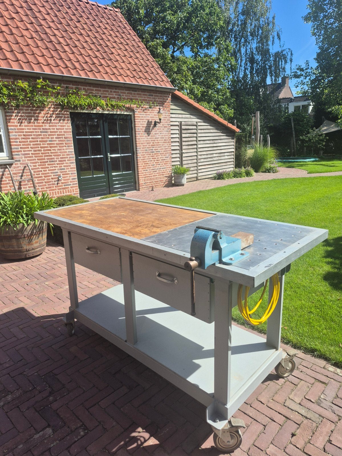 Robuuste werkbank op wielen met lades en stopcontacten, Ophalen of Verzenden, Gebruikt, 120 tot 170 cm, Bankschroef