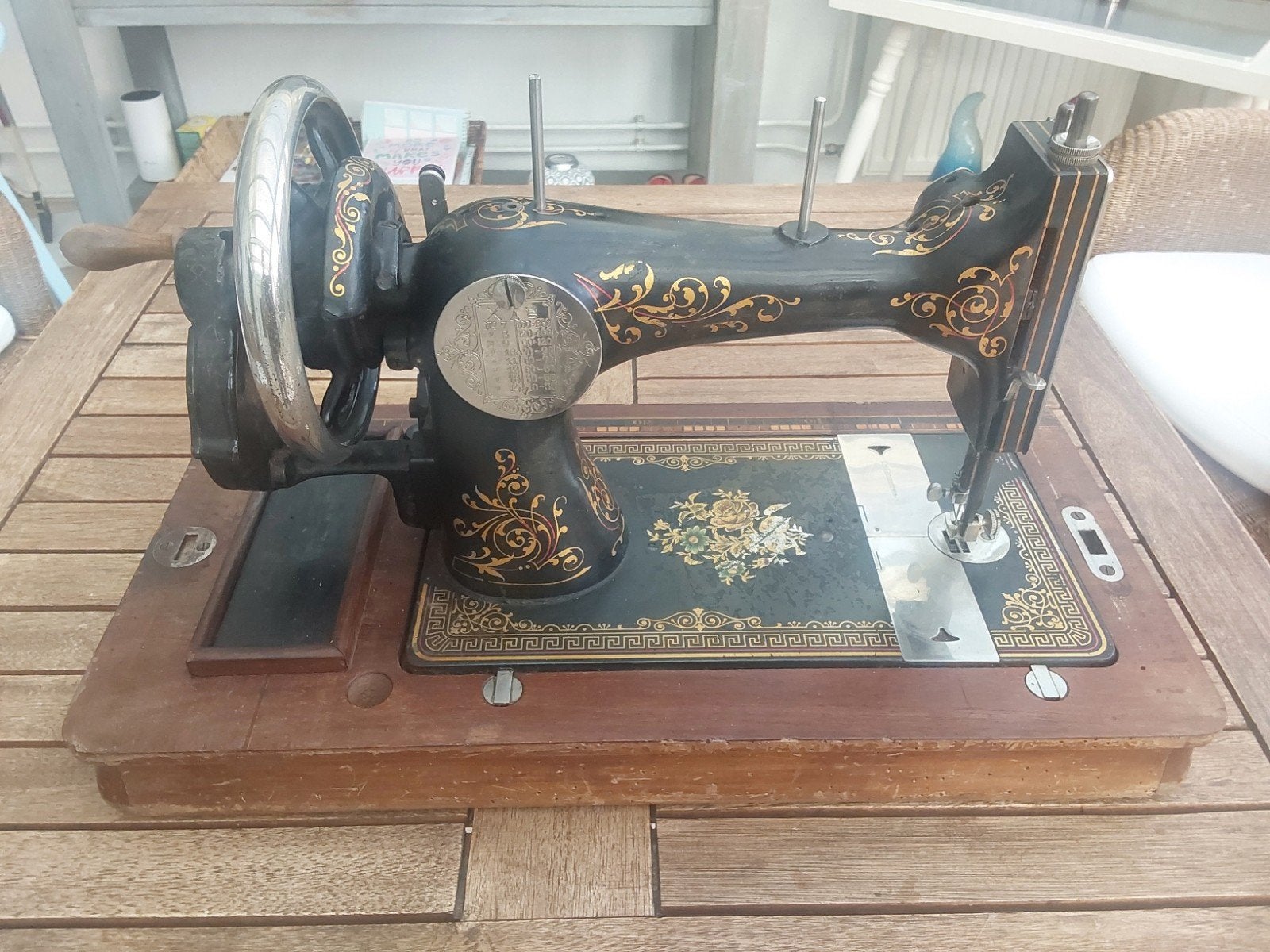 Antieke naaimachine, Ophalen