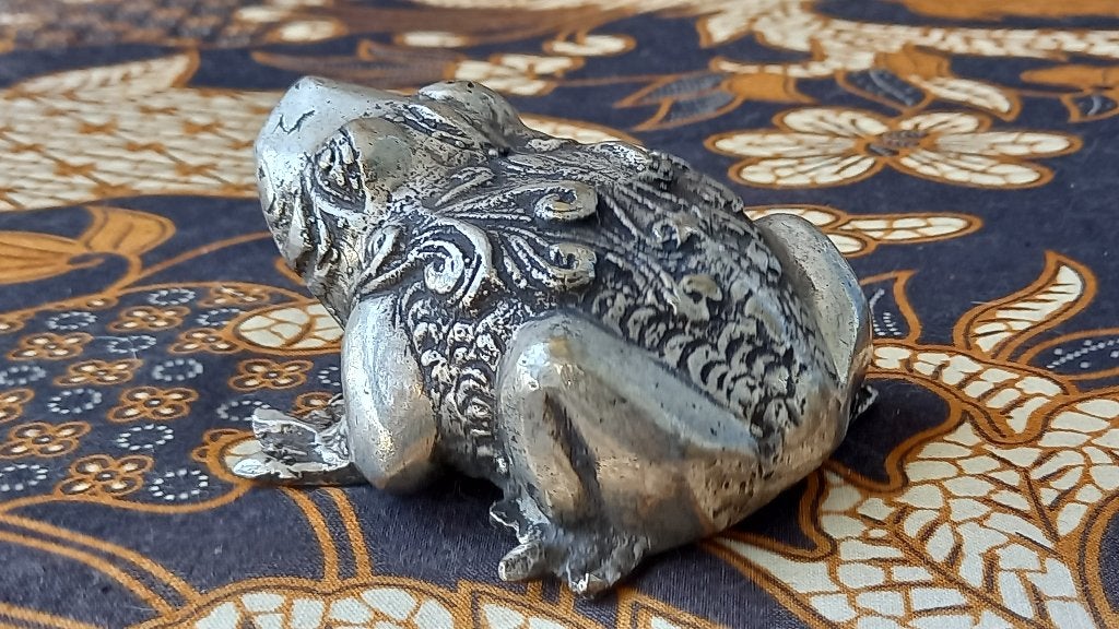 Zwaar oud Chinees zilverbrons beeldje van een kikker 8,8 cm., Antiek en Kunst, Zilver, Handgemaakt, Ophalen of Verzenden, China