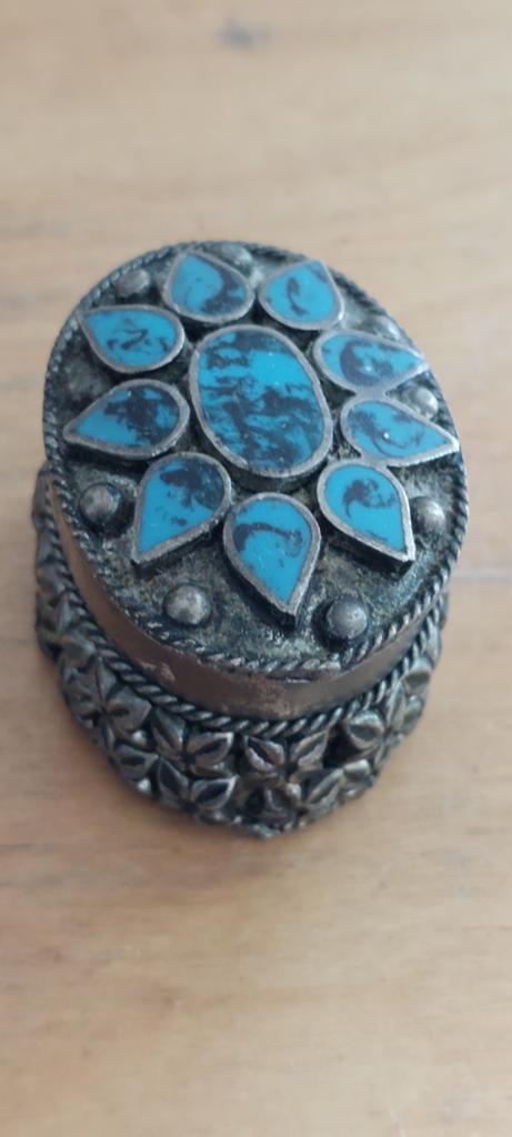 Leuk Indiaas pillendoosje met turqoise steentjes, zilver?, Ophalen of Verzenden