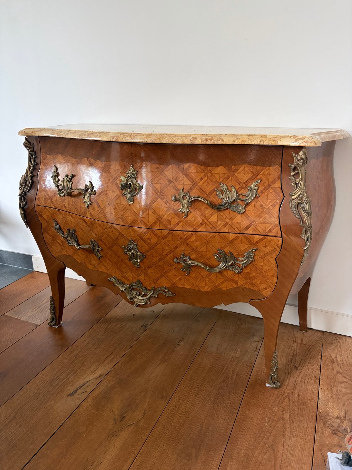 Antieke commode met marmeren blad en messing beslag, Antiek en Kunst, Ophalen