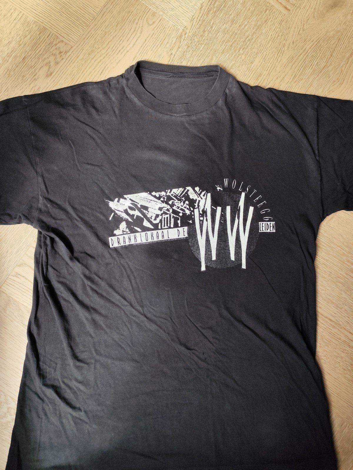 Shirt dranklokaal de WW Leiden. Maat oude L, maar is nu xl, Ophalen of Verzenden, Maat 52/54 (L)