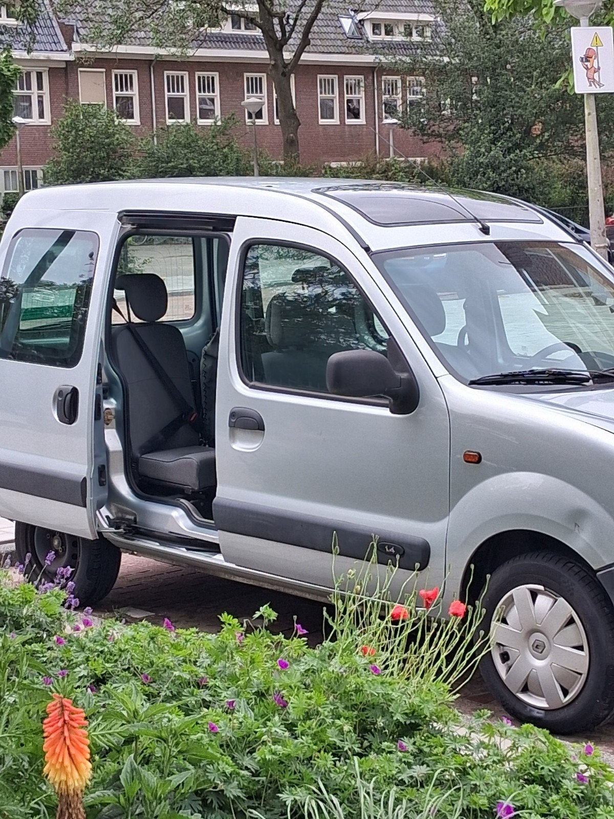 Renault Kangoo 1.4 rolstoelauto/rolstoelbus 2002 Grijs, Auto's, 750 kg, 4 cilinders, 49 €/maand, Origineel Nederlands