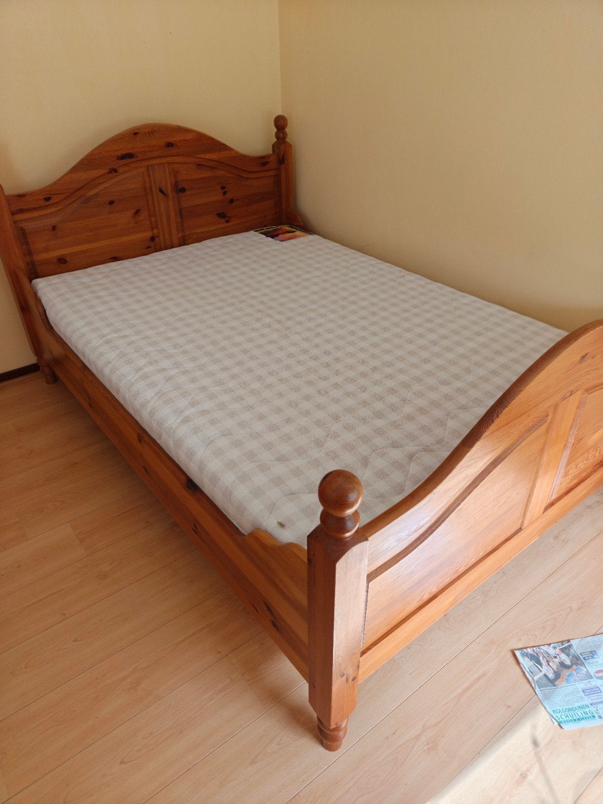 Houten tweepersoonsbed met matras, Ophalen, Bruin, Tweepersoons, 140 cm