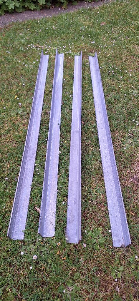 Te koop 4 stalen hoekprofielen, Doe-het-zelf en Verbouw, IJzerwaren en Bevestigingsmiddelen, Ophalen, Nieuw, 100 tot 250 mm, Overige typen